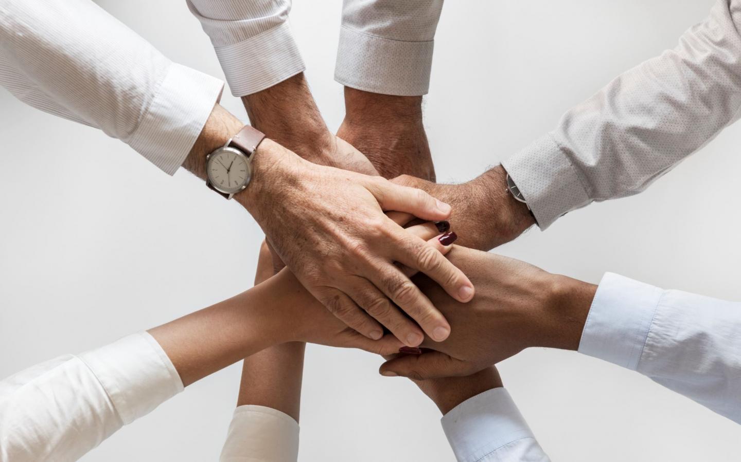 Handen op elkaar. Bron: Freepik.com