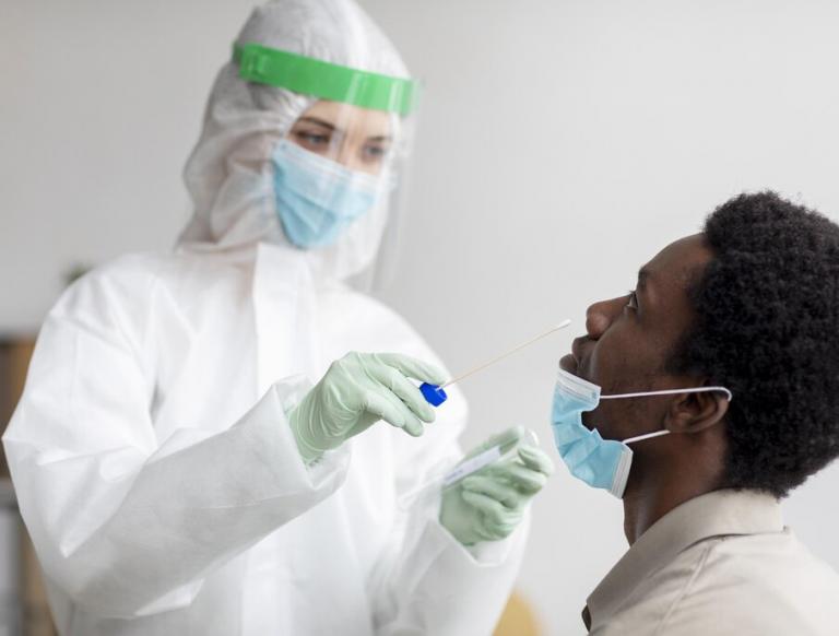 Covid-19 testafname. Bron: Freepik.com