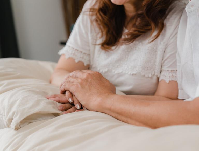 Koppel dat handen vasthoudt. Bron: Freepik.com