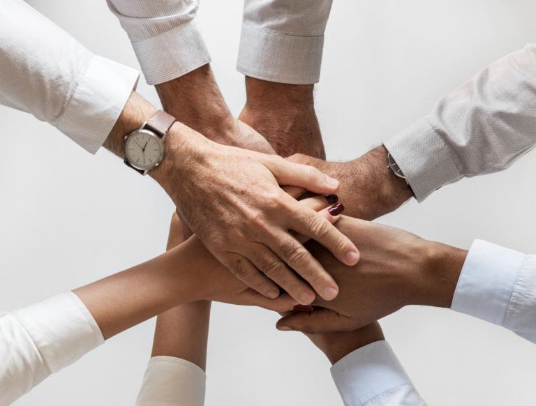 Handen op elkaar. Bron: Freepik.com