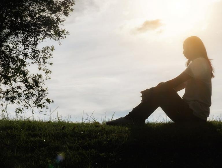 Vrouw in veld, bron: Freepik.com