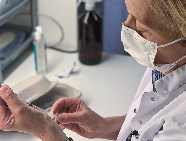 Vaccin apotheker voorbereiden.png